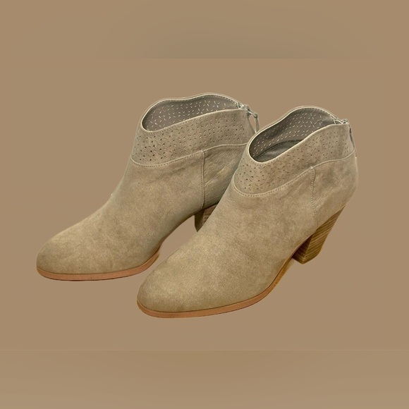 NWT Violet & Red Jackson Lazer Cut Topline Faux Suede Bootie in Taupe Size 7M - Picture 9 of 15